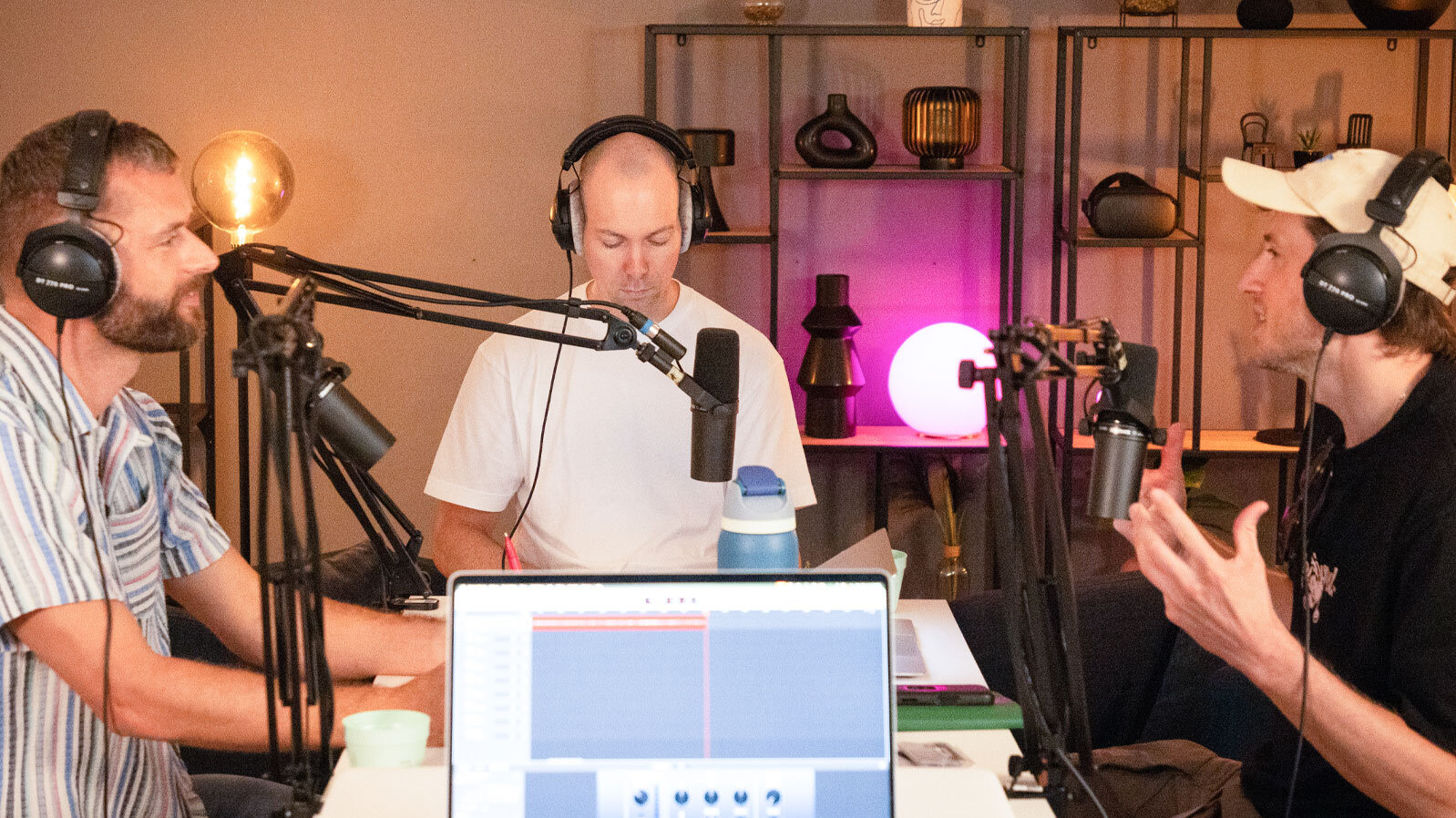 Stiftungsgeschäftsführer und Gast Chris Bush bei der Aufnahme des Podcasts Bildungsbabbel