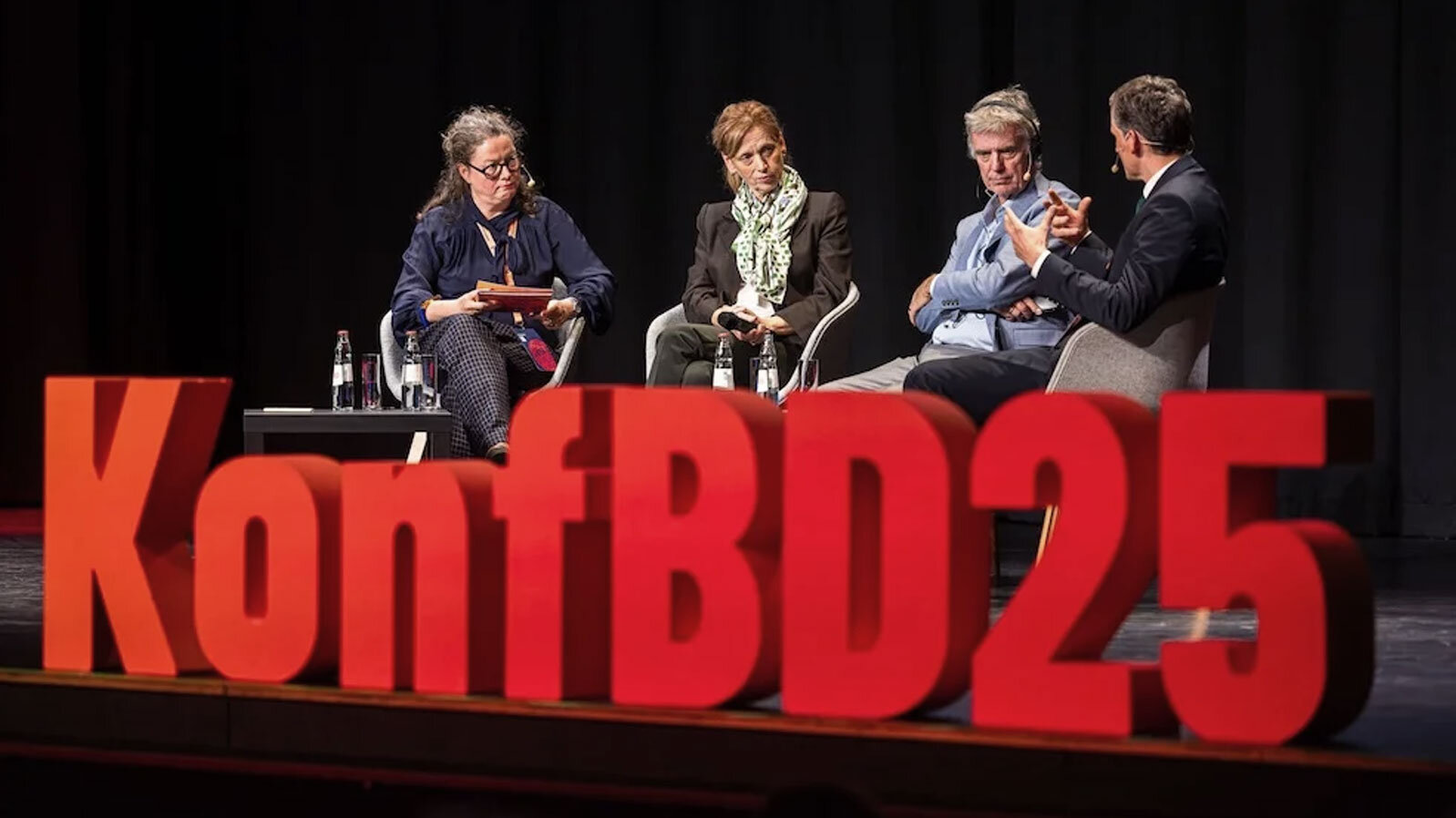 Vier Personen bei einem Podiumsgespräch der Konferenz Bildung Digitalisierung 2025