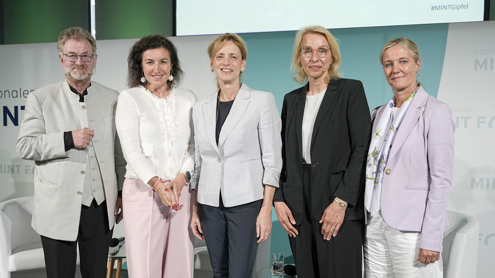 Gruppenfoto mit fünf Beteiligten des 13. Nationalen MINT-Gipfels