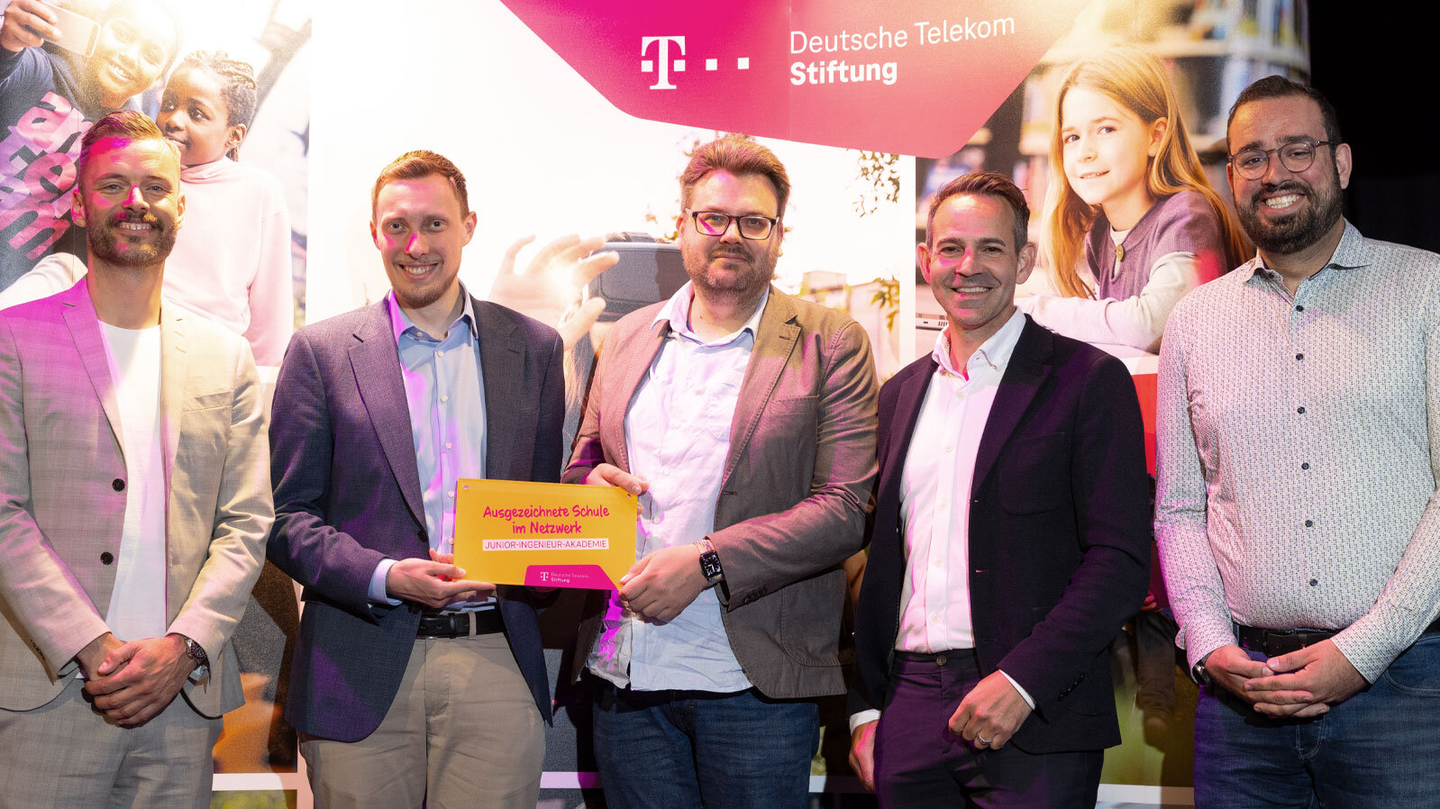 Stiftungsgeschäftsführer Jacob Chammon mit Vertretern einer neuen Junior-Ingenieur-Akademie