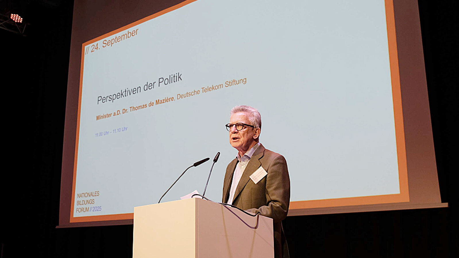 Stiftungsvorstand Thomas de Maizière spricht beim Nationalen Bildungsforum zum Publikum