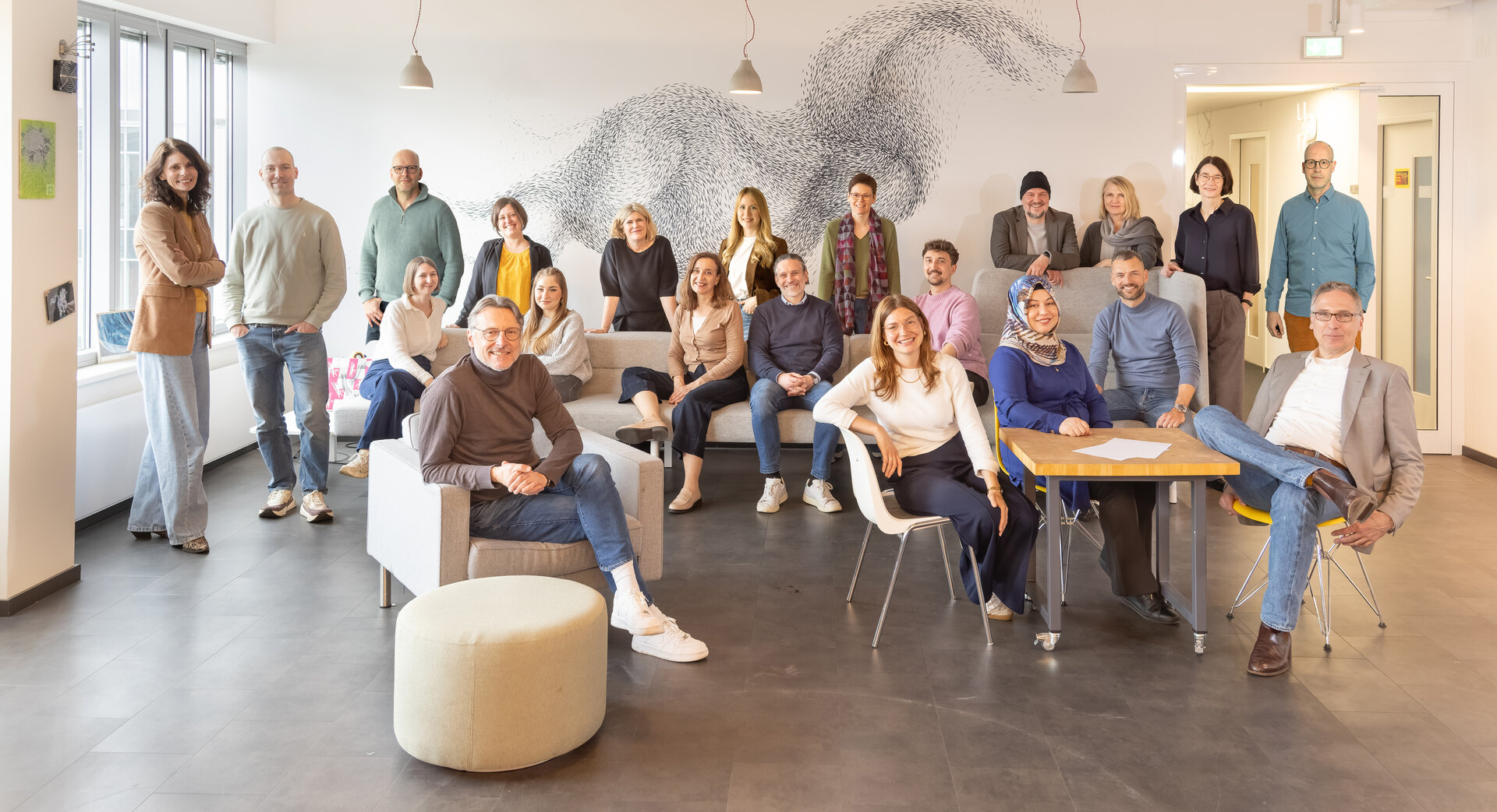 Alle Mitarbeitenden der Telekom-Stiftung stehen für ein Gruppenfotos zusammen.