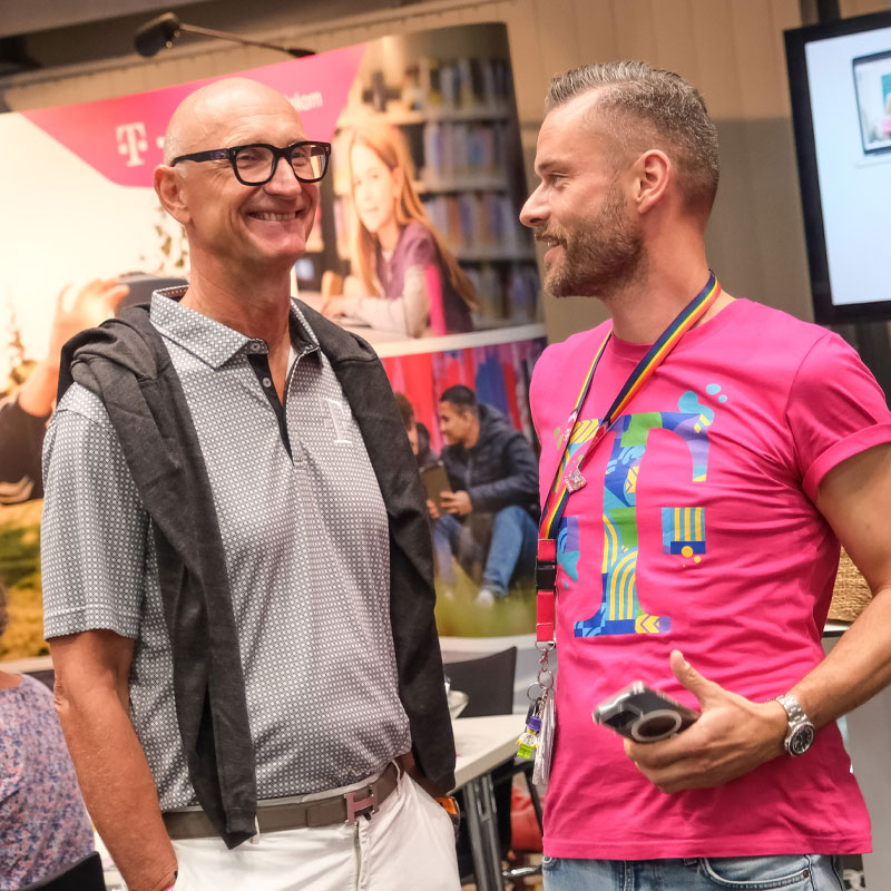 Timotheus Höttges (Vorstandsvorsitzender der Deutschen Telekom AG und Vorsitzender des Stiftungskuratoriums) und Stiftungsgeschäftsführer Jacob Chammon sprechen auf der 30-Jahe-Feier der Stiftung miteinander.