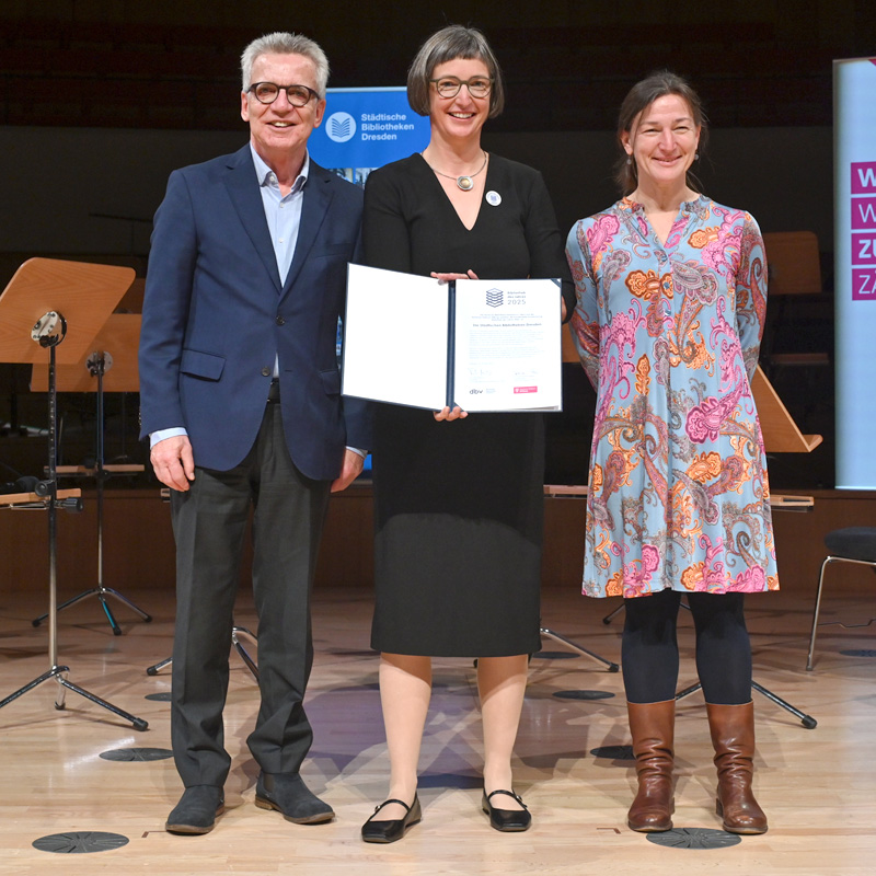 Stiftungsvorsitzender Thomas de Maizière mit zwei Geehrten bei der Auszeichnung der Zentralbibliothek Dresden als Bibliothek des Jahres.