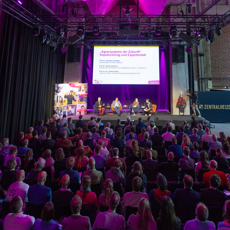 Blick in einen Saal mit vielen Menschen bei der JIA-Jahrestagung.