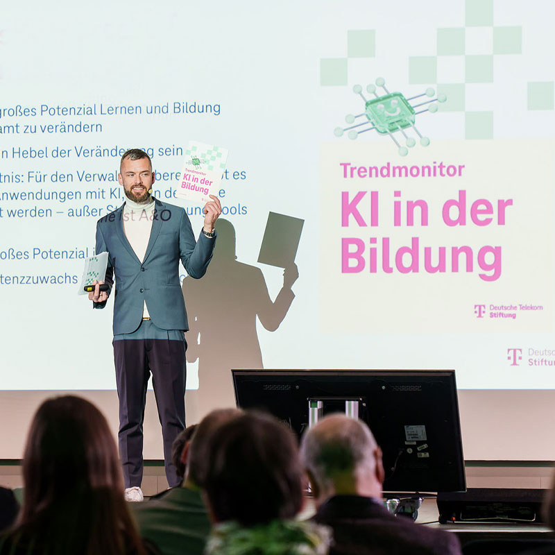 Stiftungsgeschäftsführer Jacob Chammon bei seinem Vortrag auf dem Schulträgerkongress